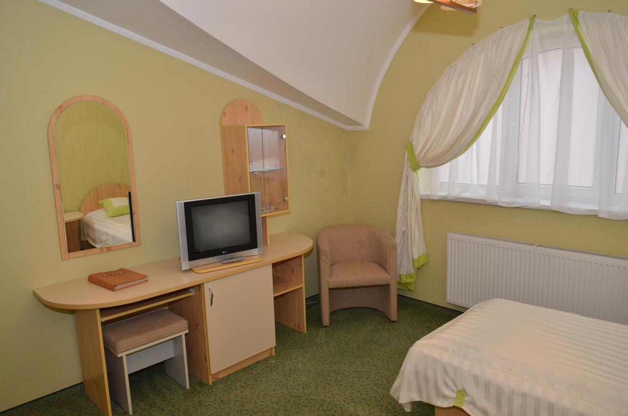 Hotel Serpanok Tyachiv Exteriör bild