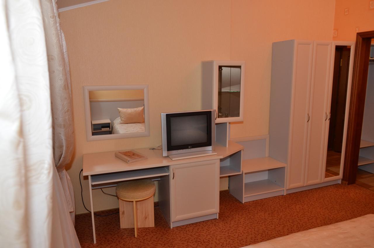Hotel Serpanok Tyachiv Exteriör bild
