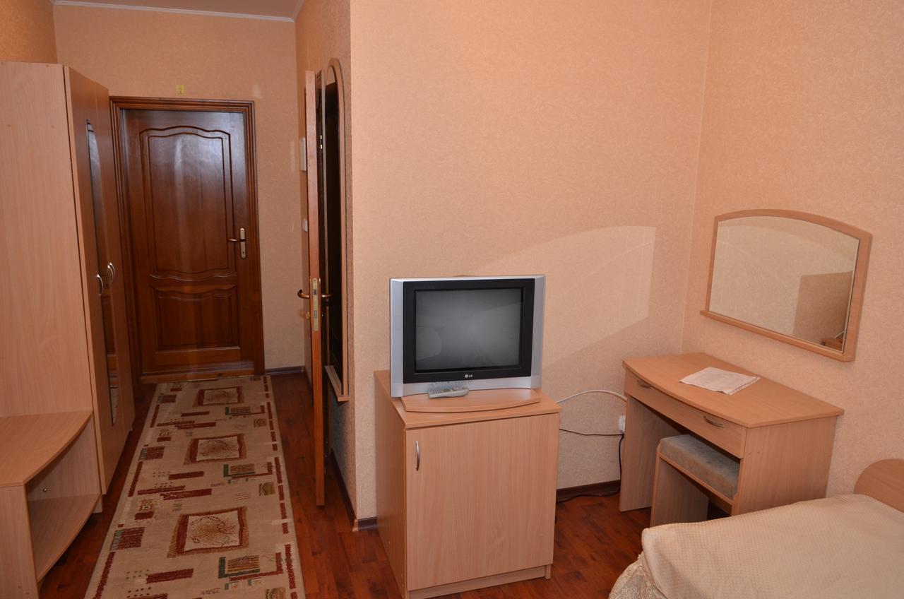 Hotel Serpanok Tyachiv Exteriör bild
