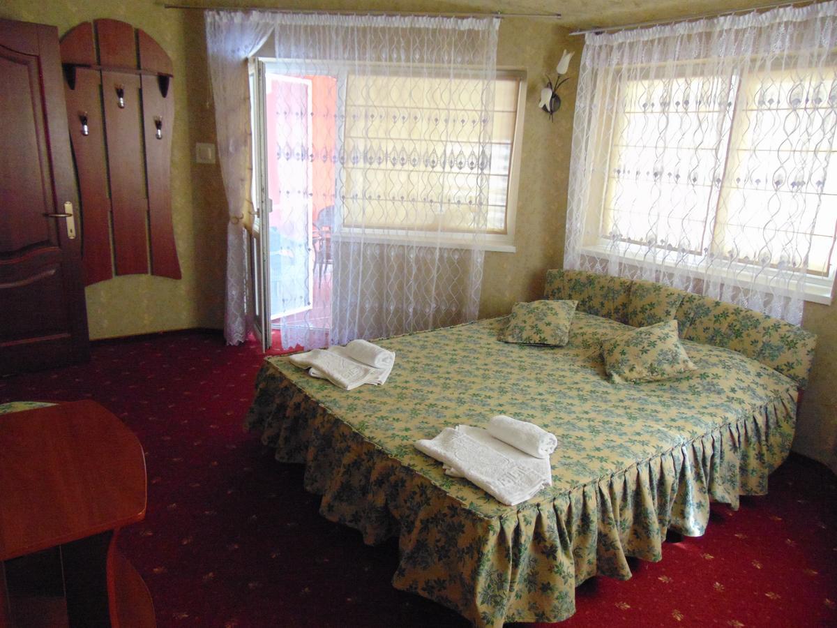 Hotel Serpanok Tyachiv Exteriör bild