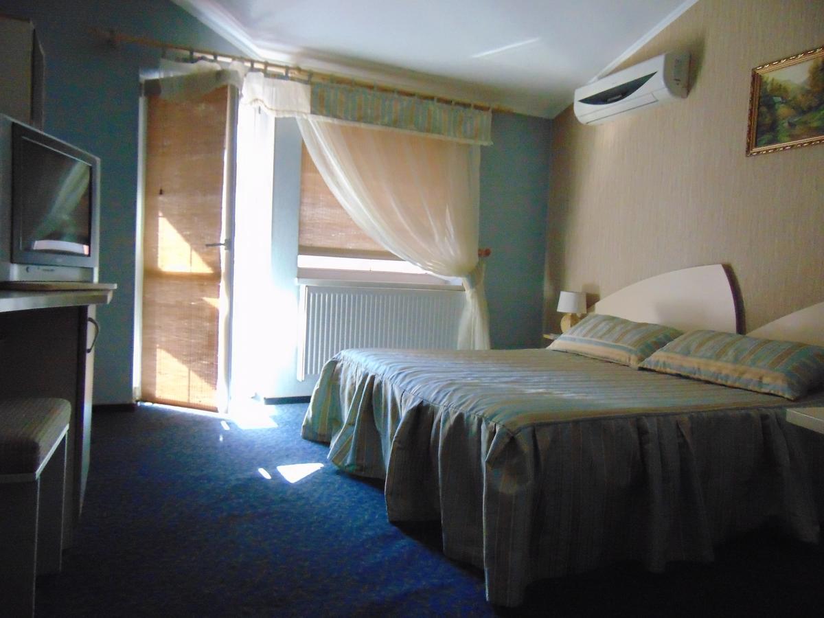 Hotel Serpanok Tyachiv Exteriör bild